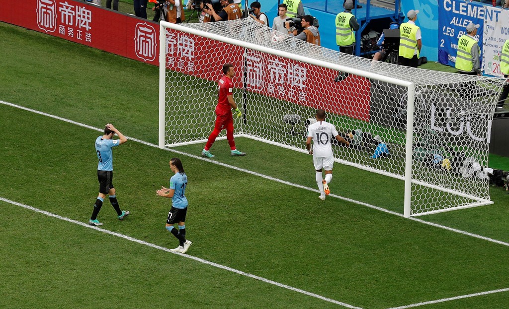 CĐV nhí Uruguay khóc sau sai lầm của thủ môn Muslera - Bóng Đá
