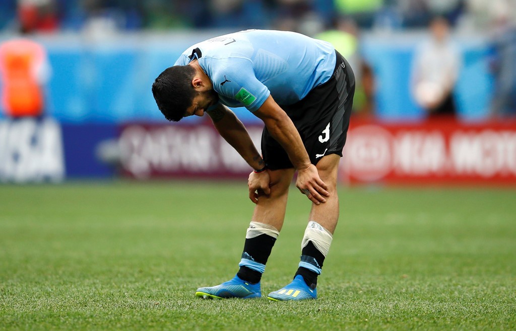 CĐV nhí Uruguay khóc sau sai lầm của thủ môn Muslera - Bóng Đá