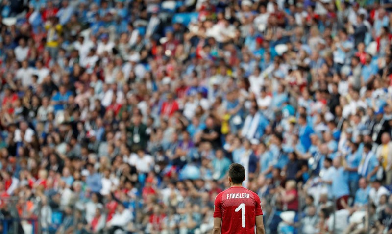 CĐV nhí Uruguay khóc sau sai lầm của thủ môn Muslera - Bóng Đá
