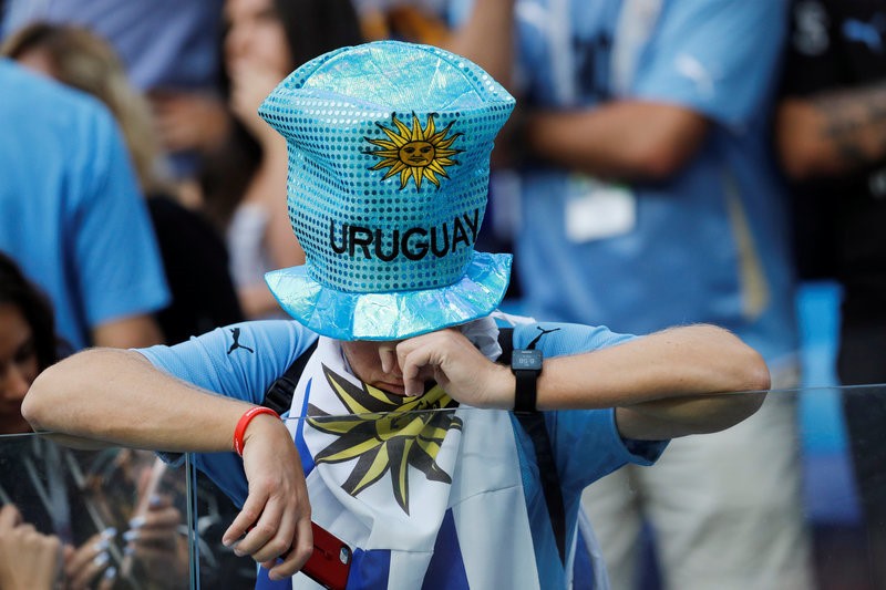 CĐV nhí Uruguay khóc sau sai lầm của thủ môn Muslera - Bóng Đá