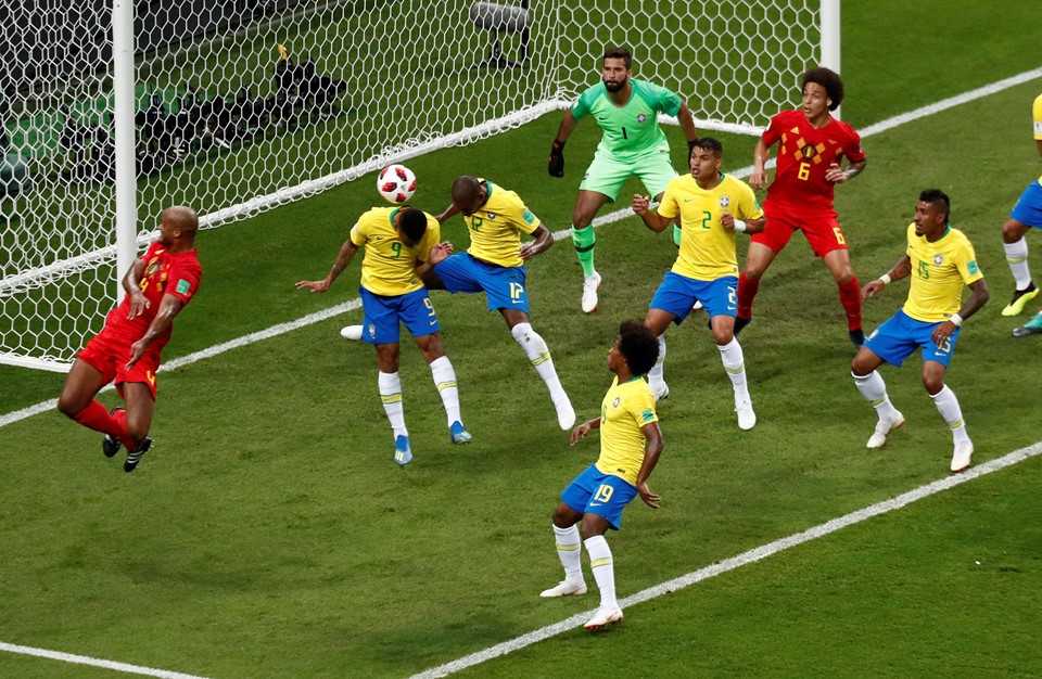 Neymar thẫn thờ, cầu thủ Brazil cúi đầu sau thất bại - Bóng Đá