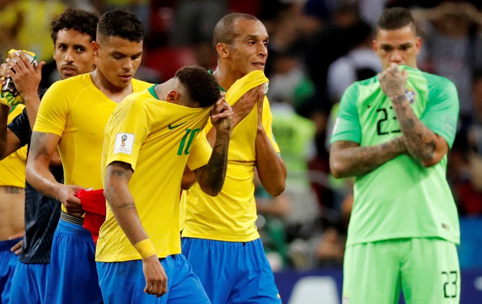 Neymar thẫn thờ, cầu thủ Brazil cúi đầu sau thất bại - Bóng Đá