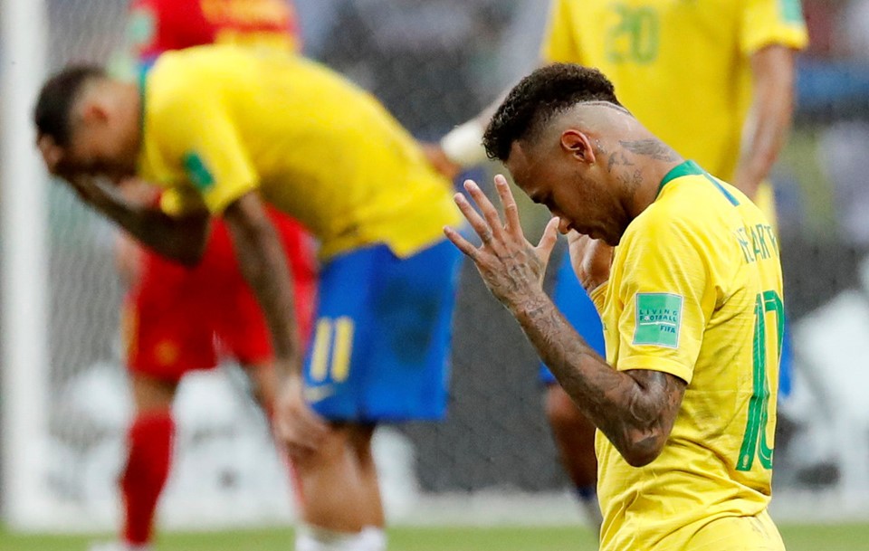 Neymar thẫn thờ, cầu thủ Brazil cúi đầu sau thất bại - Bóng Đá