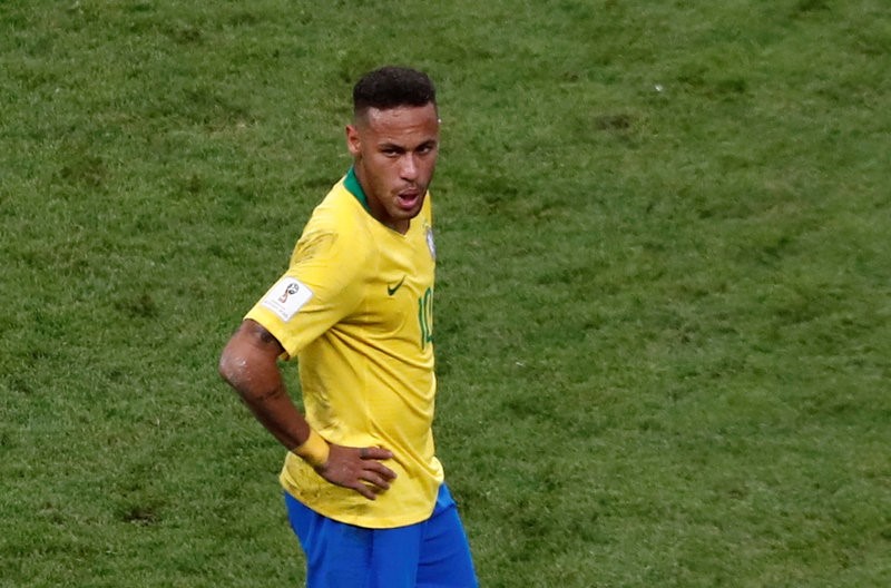 Neymar thẫn thờ, cầu thủ Brazil cúi đầu sau thất bại - Bóng Đá