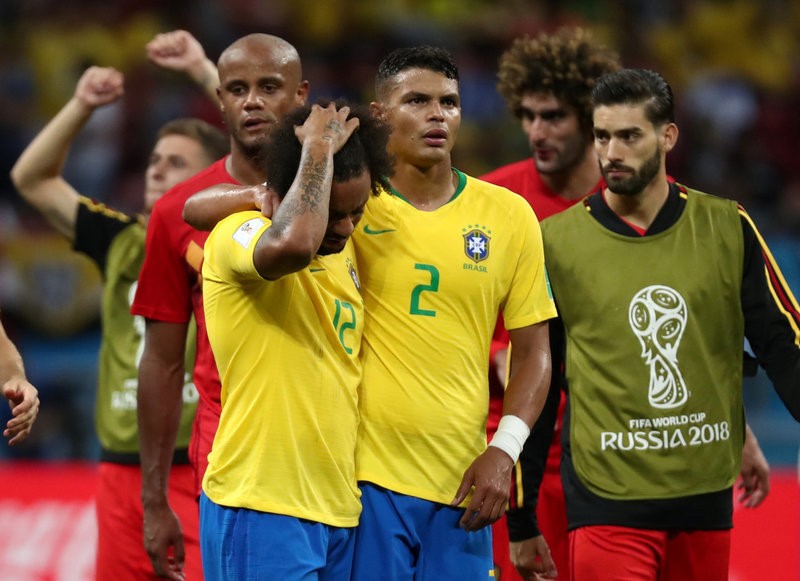 Neymar thẫn thờ, cầu thủ Brazil cúi đầu sau thất bại - Bóng Đá