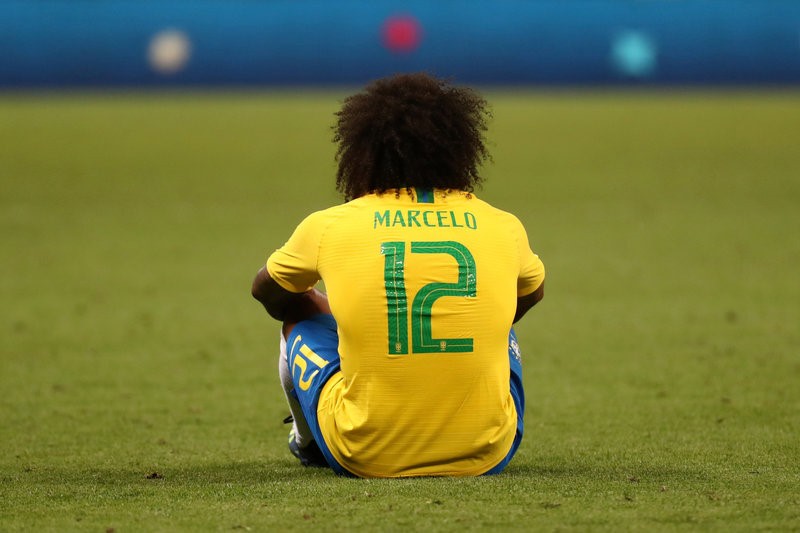 Neymar thẫn thờ, cầu thủ Brazil cúi đầu sau thất bại - Bóng Đá