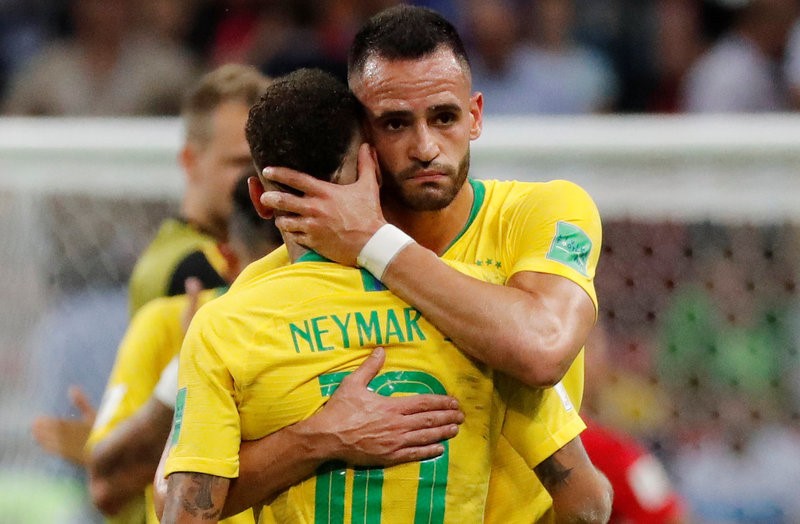 Neymar thẫn thờ, cầu thủ Brazil cúi đầu sau thất bại - Bóng Đá
