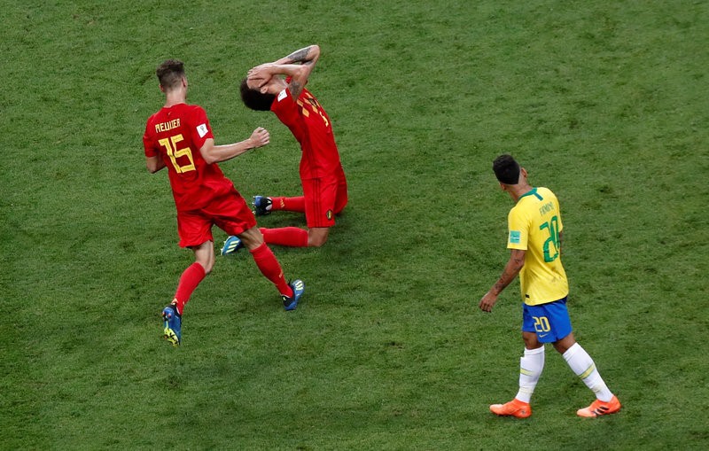 Neymar thẫn thờ, cầu thủ Brazil cúi đầu sau thất bại - Bóng Đá