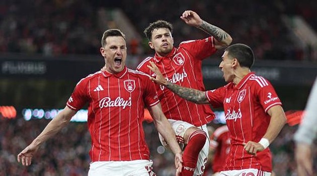 Chris Wood giúp Nottingham Forest đánh bại Aston Villa trên sân nhà.