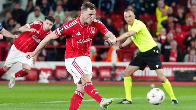 Chris Wood ghi bàn trên chấm 11m.