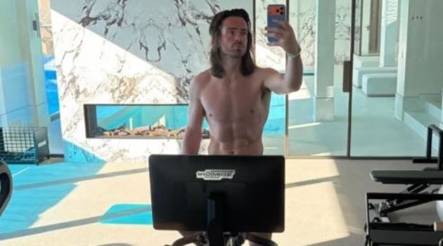 Jack Grealish khoe body cực phẩm.