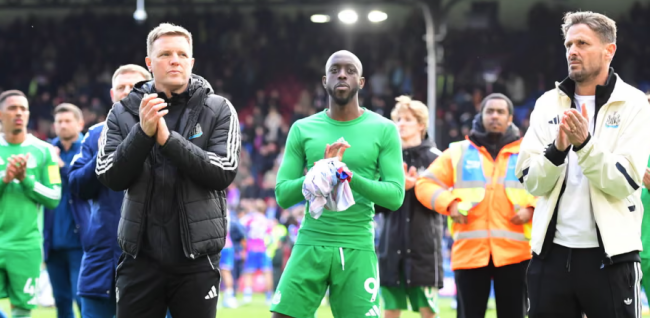 HLV Eddie Howe đối mặt áp lực lớn.
