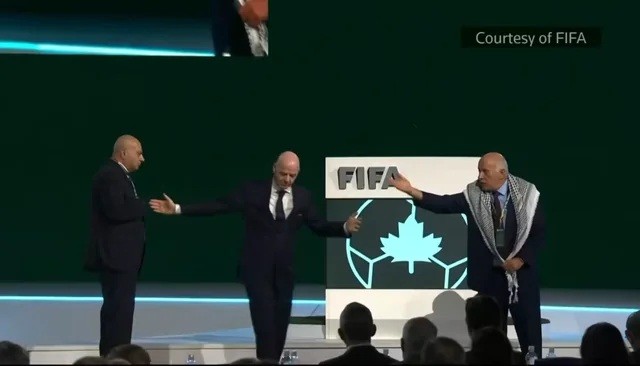 Infantino đã tạo ra một tình huống oái oăm.