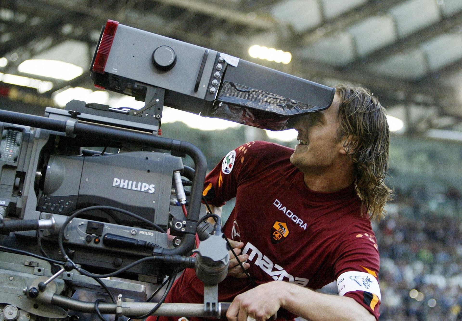 Những khoảnh khắc ấn tượng của Totti trong các trận derby thành Rome - Bóng Đá