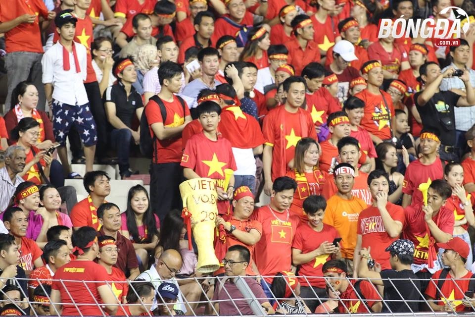 CĐV Việt Nam cháy hết mình trên khán đài sân Selayang - Bóng Đá
