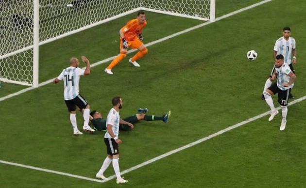 Quên Messi đi, hãy thưởng thức thứ bóng đá huyền diệu! - Bóng Đá