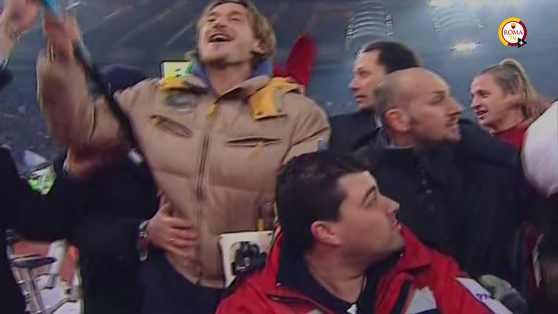 Những khoảnh khắc ấn tượng của Totti trong các trận derby thành Rome - Bóng Đá