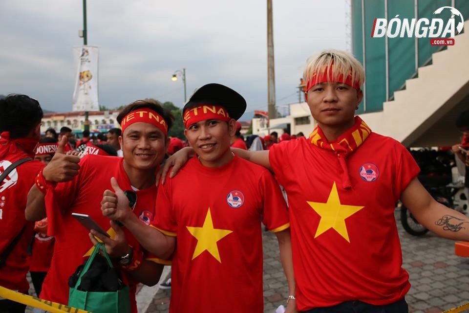 CĐV Việt Nam cháy hết mình trên khán đài sân Selayang - Bóng Đá