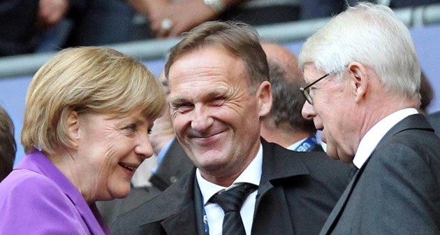 Chùm ảnh: Hành động đẹp của CĐV Dortmund sau khủng bố - Bóng Đá