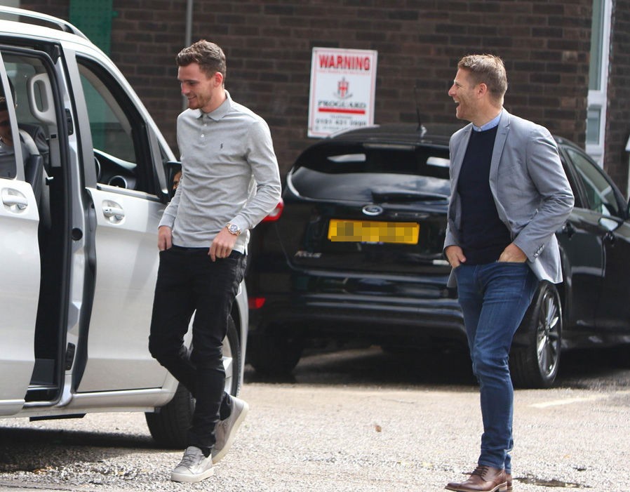 Robertson rạng rỡ kiểm tra y tế, chuẩn bị ký hợp đồng gia nhập Liverpool - Bóng Đá