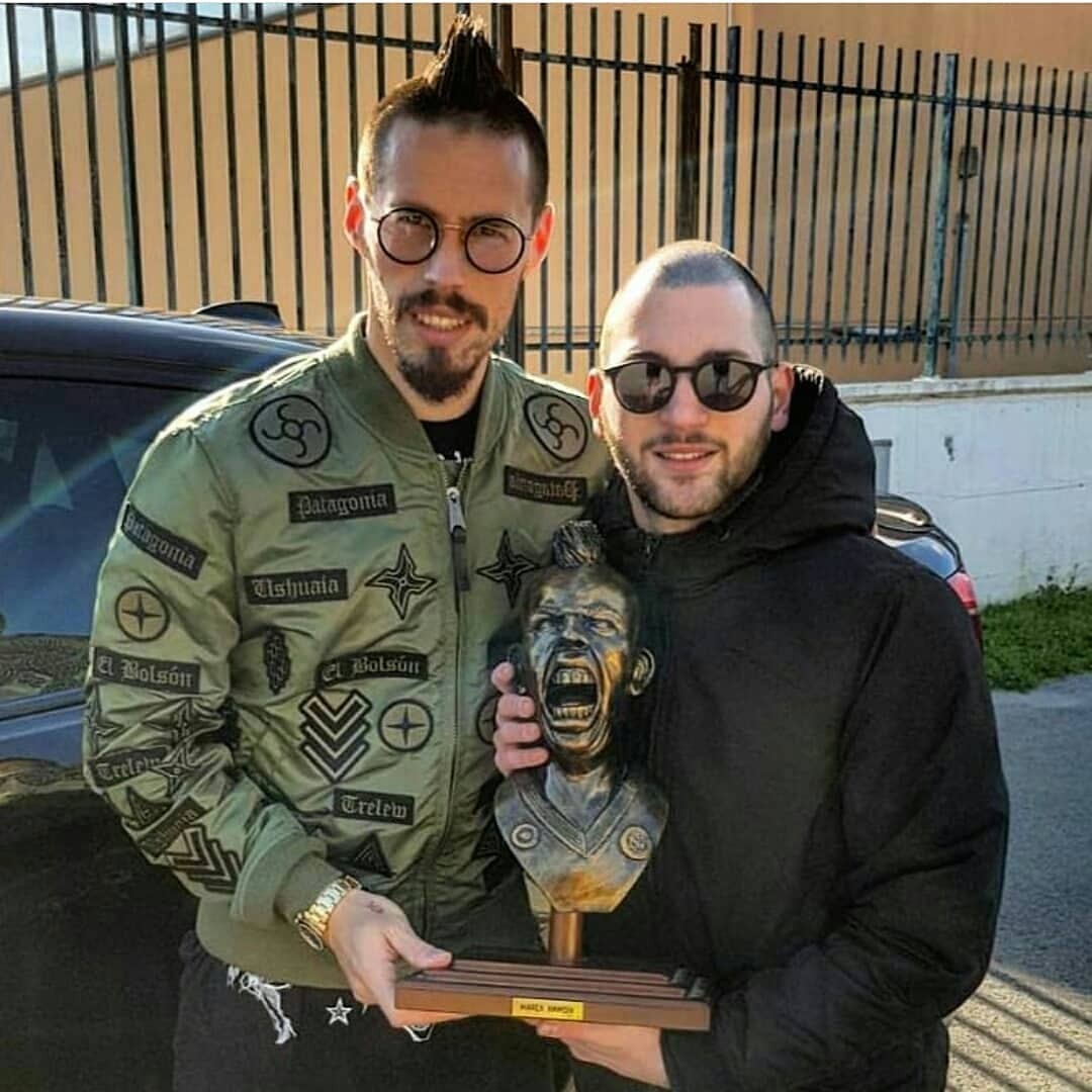 Nối gót Ronaldo, Hamsik có tượng đồng 'vạn người chê' - Bóng Đá