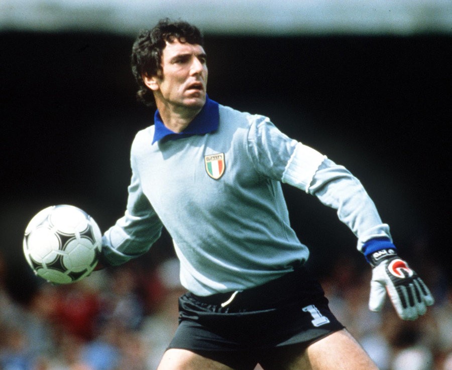 10 thủ môn xuất sắc nhất do NHM bình chọn: Kahn chỉ chịu thua Buffon - Bóng Đá