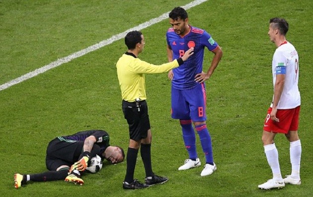 Thua trận, Lewandowski còn bị mất điểm nặng khi chơi xấu Ospina - Bóng Đá