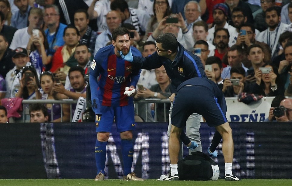 Chùm ảnh: Messi ngậm bông băng vẫn giúp Barca đánh bại Real - Bóng Đá
