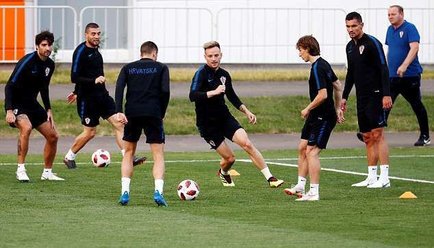 Vừa đến Chelsea, HLV Sarri và Jorginho đã lao vào tập luyện - Bóng Đá