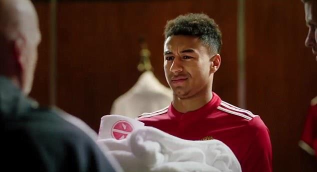 Lucas Torreira 'hổ báo' trong buổi tập đầu tiên cùng Arsenal - Bóng Đá
