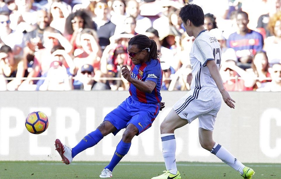 Có Ronaldinho, Rivaldo, huyền thoại Barca vẫn thất thủ trước huyền thoại Man United - Bóng Đá
