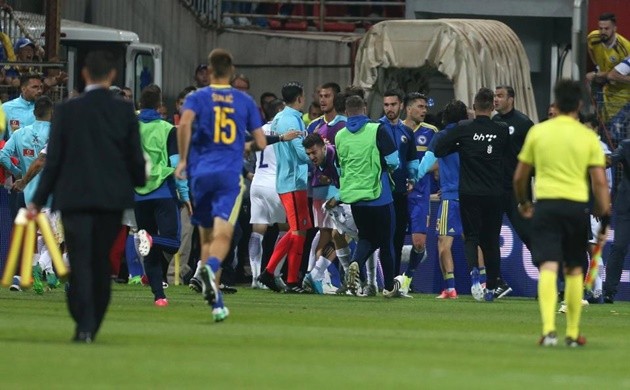 Mourinho 'đàm đạo' với nhân tố mới toanh trong buổi tập của Man United - Bóng Đá