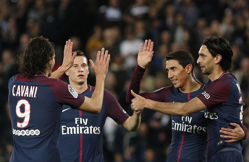 Sau màn rước cúp, dàn sao Man City chơi xuyên đêm - Bóng Đá