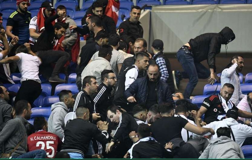 CĐV đánh nhau kinh hoàng, trận Lyon - Besiktas bị hoãn 46 phút - Bóng Đá