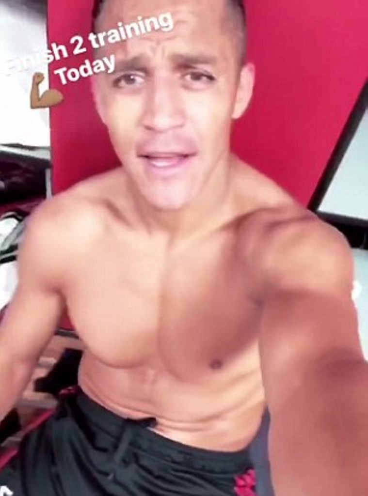 Alexis Sanchez 'một mình một cõi' ở Carrington - Bóng Đá
