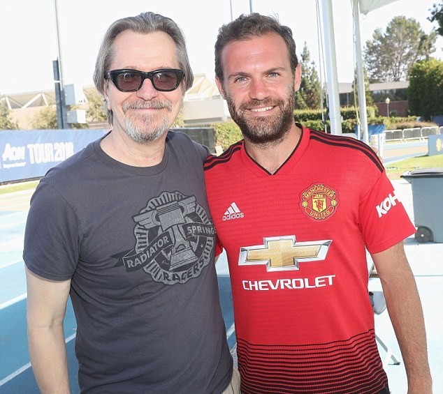 'Bậc thầy diễn xuất' Hollywood đến tận khu tập luyện tại Man Utd tại Mỹ - Bóng Đá