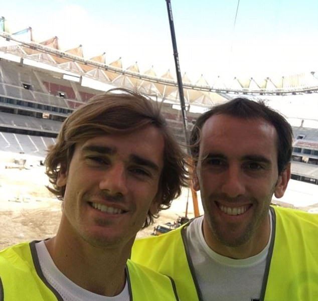 Torres, Griezmann mang đồ bảo hộ lao động đến thăm SVĐ mới Wanda Metropolitano - Bóng Đá