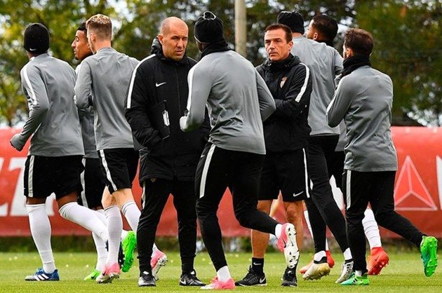 Antonio Rudiger 'quẩy' tung phòng thay đồ mừng ngôi vô địch của Chelsea - Bóng Đá