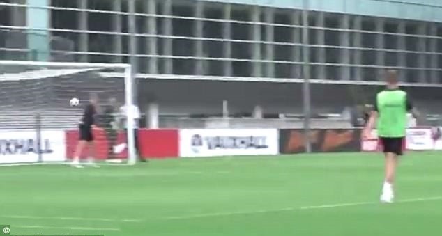 HLV Mourinho lộ rõ vẻ căng thẳng trước giờ G - Bóng Đá
