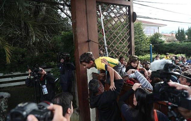 Fan nhí trèo rào, khóc lóc chỉ để xem Neymar đá tập - Bóng Đá