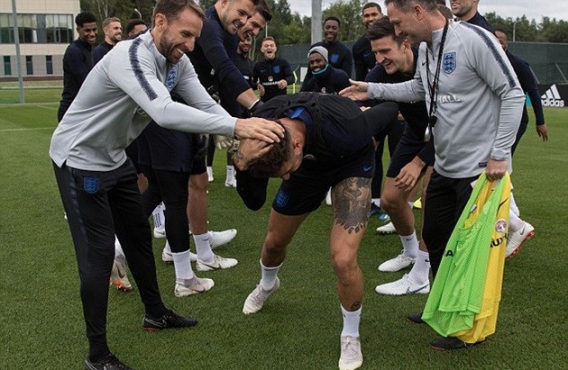 Chưa đá, Terry đã cúp với Aston Villa - Bóng Đá