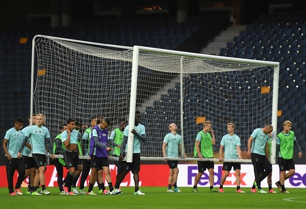 Dàn paparazi nằm rạp trước độ hot của Ajax - Bóng Đá