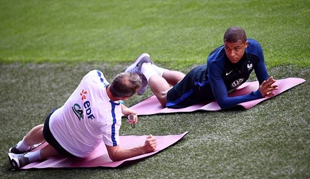 Vừa lên tuyển, Kylian Mbappe đã gặp vận đen - Bóng Đá