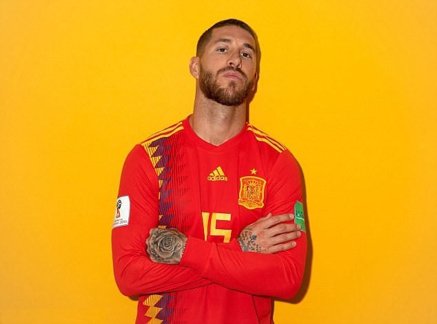 ramos khoe hình xăm - Bóng Đá