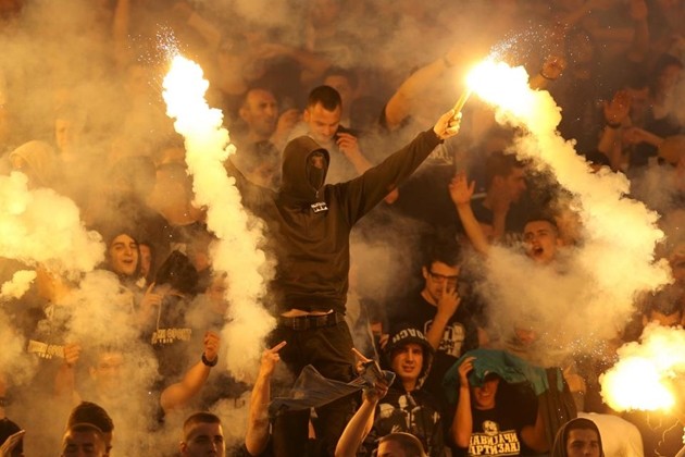 Bạo loạn nổ ra trong ngày Partizan Belgrade nâng cúp quốc gia - Bóng Đá