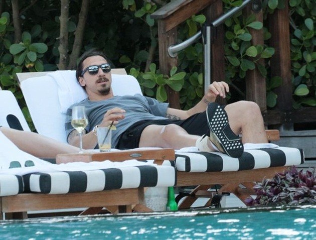 Gác lại nỗi buồn chấn thương, Ibra đi nghỉ ở Miami - Bóng Đá