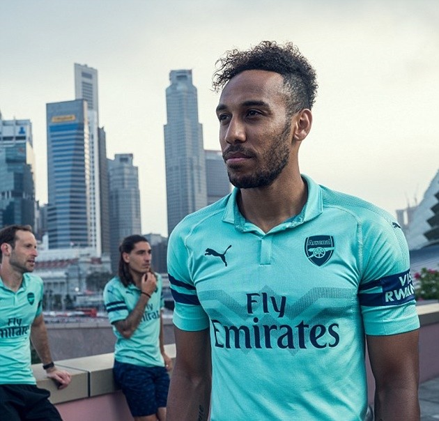 NHM Singapore chen nhau trong ngày ra mắt mẫu áo sân khách của Arsenal - Bóng Đá