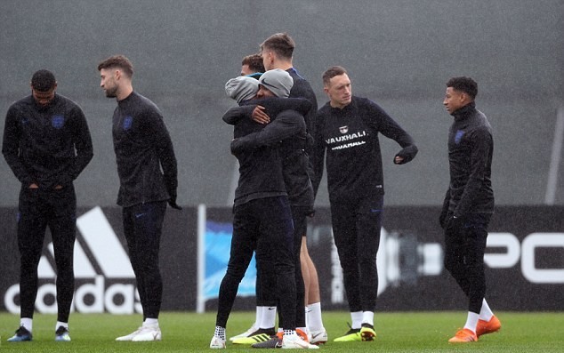 HLV Southgate bật cười vì màn 'trồng chuối' của Lingard - Bóng Đá