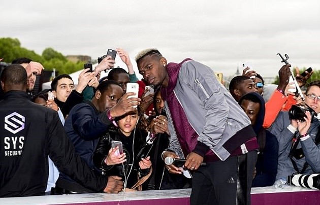 Pogba rạng rỡ bên mẹ hiền trong chiến dịch quảng bá cho Adidas - Bóng Đá