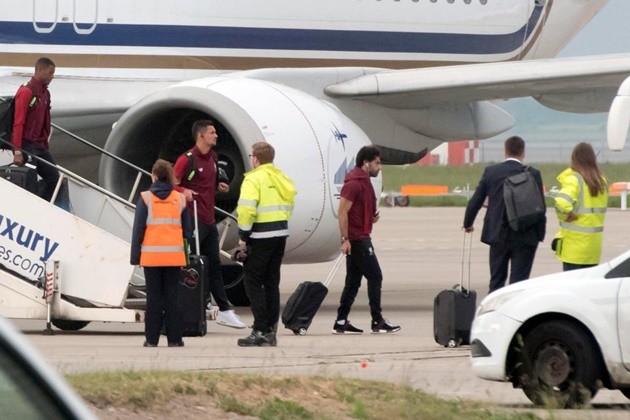 Karius che mặt, Klopp sầu thảm trên đường về lại nước Anh - Bóng Đá